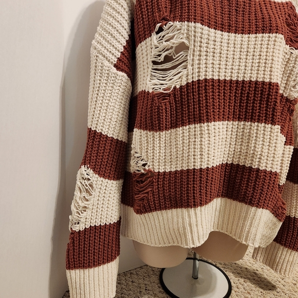 ✨️POL Cream and Mauve Distressed Chunky Oversized Sweater Size Small - Picture 5 of 11